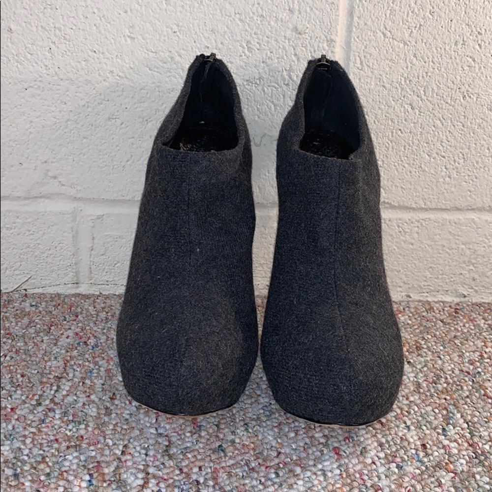 VINCE CAMUTO : High Heel Ankle Bootie
